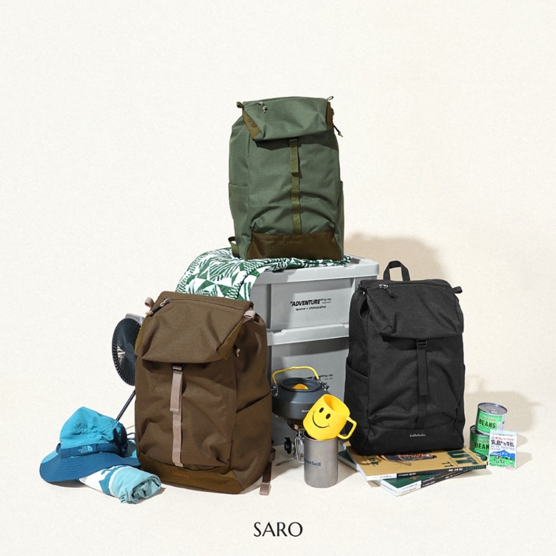 Saro实用翻盖背囊,各$698,hellolulu,采用防水涂层的PET再生布料制成,内设衬垫隔层可容纳最大14吋的笔记本电脑。 (图片来源:品牌facebook) Saro实用翻盖背囊,各$698,hellolulu,采用防水涂层的PET再生布料制成,内设衬垫隔层可容纳最大14吋的笔记本电脑。 (图片来源:品牌facebook)