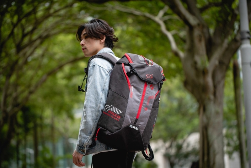 555系列蒙面超人单肩背囊,$499,设5个间隔。 (图片来源:FX Creations facebook) 555系列蒙面超人单肩背囊,$499,设5个间隔。 (图片来源:FX Creations facebook)