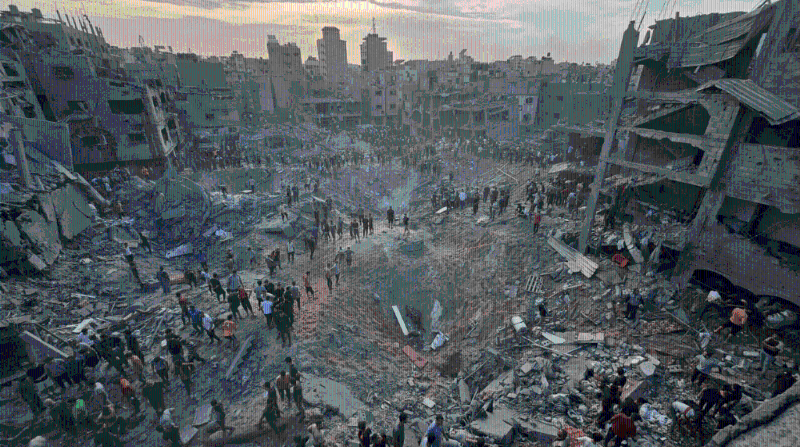 爆炸留下巨大的深坑。路透社 爆炸留下巨大的深坑。路透社