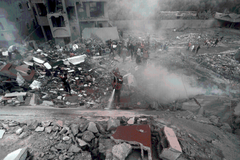 救援人员及民众尝试抢救生还者。美联社 救援人员及民众尝试抢救生还者。美联社