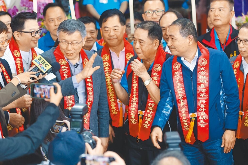 国民党2024参选人侯友宜(前右)与台湾民众党2024参选人柯文哲(前左),10月31日在宜兰接天宫同台,互动冷清。 国民党2024参选人侯友宜(前右)与台湾民众党2024参选人柯文哲(前左),10月31日在宜兰接天宫同台,互动冷清。