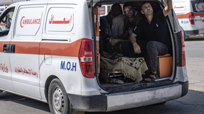 救护车上载着因以色列轰炸受伤的巴勒斯坦人。