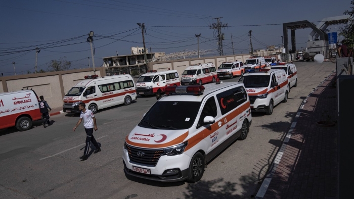 救护车队经拉法口岸开往埃及。