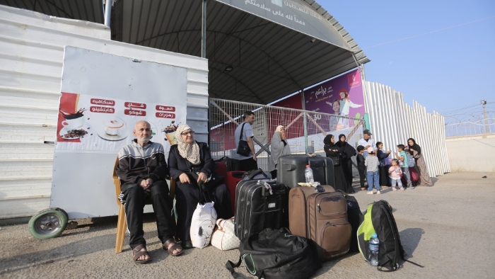 巴勒斯坦人得知拉法口岸可能开放，早已执拾行李在口岸等待。