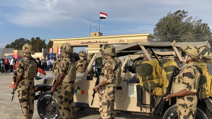 群众过境期间，埃及军人严阵以待。