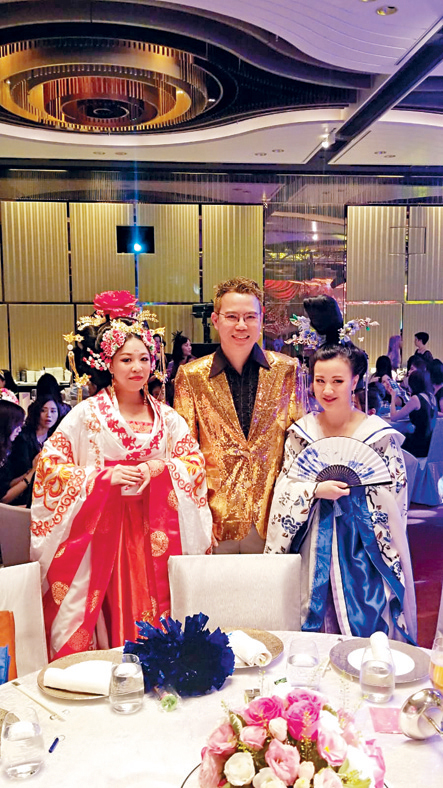 集团在疫情前每年举办周年晚会,图中是员工盛 装出席“华丽怀旧之夜”。 集团在疫情前每年举办周年晚会,图中是员工盛 装出席“华丽怀旧之夜”。