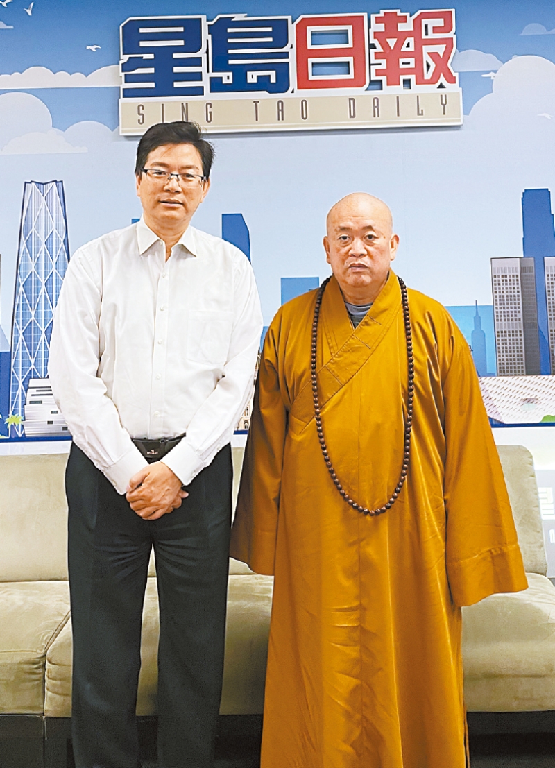 星岛日报美西版总编辑梁建锋迎接释永信方丈。本报记者摄 星岛日报美西版总编辑梁建锋迎接释永信方丈。本报记者摄