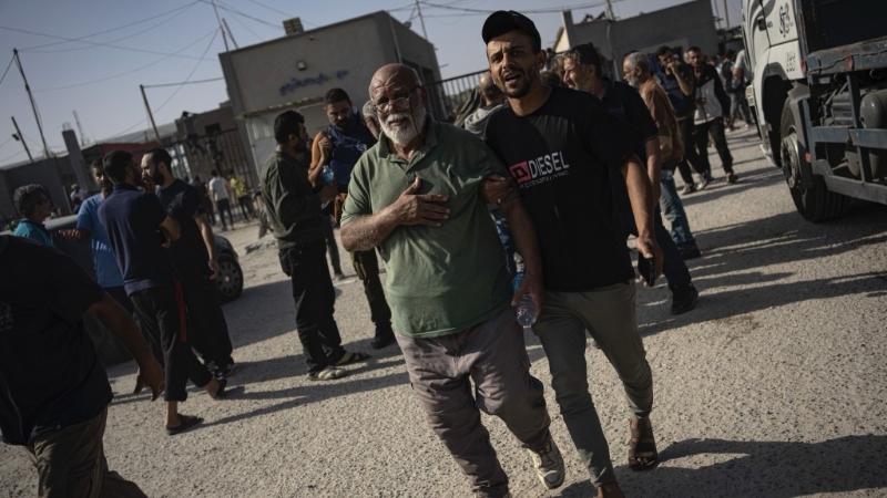 巴勒斯坦日工周五经色列控制的凯雷姆沙洛姆口岸(Kerem Shalom)返回加沙。 美联社 巴勒斯坦日工周五经色列控制的凯雷姆沙洛姆口岸(Kerem Shalom)返回加沙。 美联社