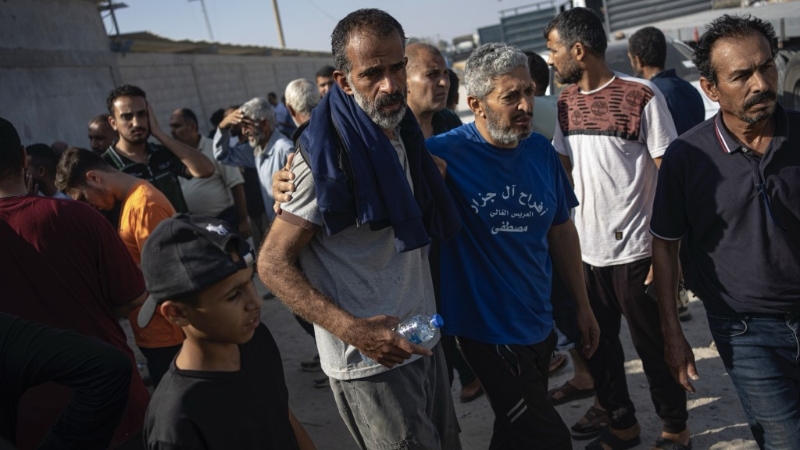 巴勒斯坦日工週五经色列控制的凯雷姆沙洛姆口岸(Kerem Shalom)返回加沙。 美联社 巴勒斯坦日工週五经色列控制的凯雷姆沙洛姆口岸(Kerem Shalom)返回加沙。 美联社