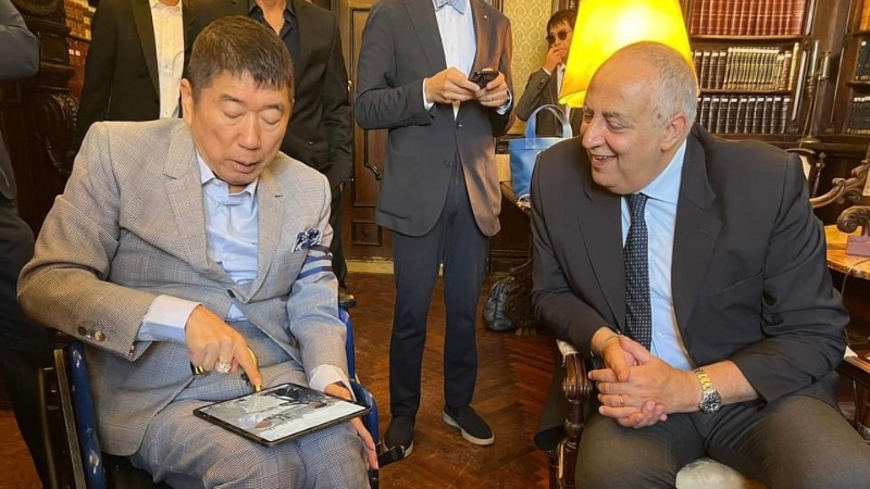 巴勒莫市长拉加拉(Roberto Lagalla)在尼谢米别墅(Villa Niscemi )接待中岛薰。 巴勒莫市长拉加拉(Roberto Lagalla)在尼谢米别墅(Villa Niscemi )接待中岛薰。