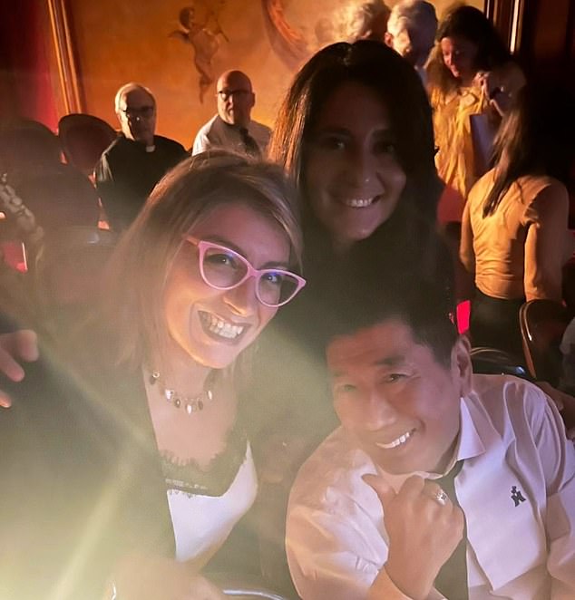 中岛熏(右下)到巴勒莫市庆生,与当地政治人物合照。 中岛熏(右下)到巴勒莫市庆生,与当地政治人物合照。