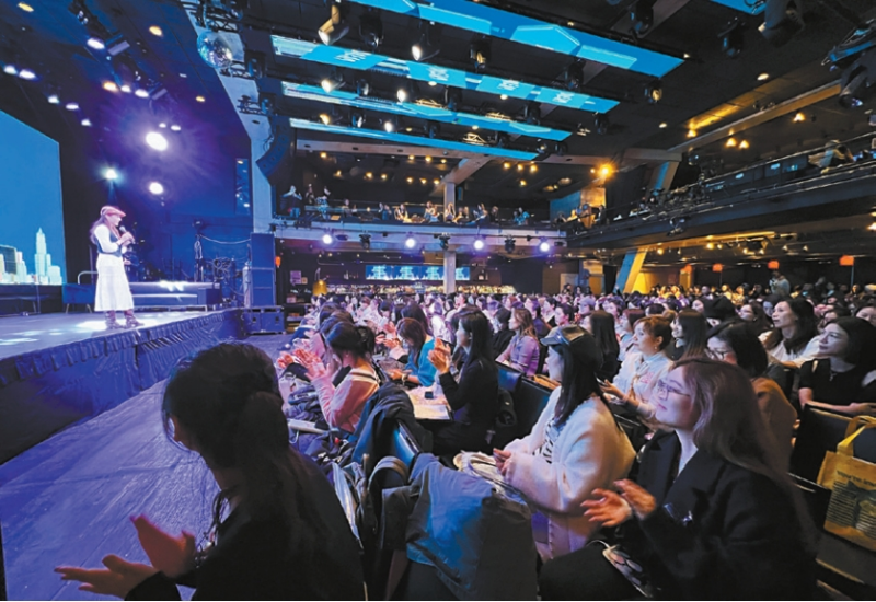 全网拥有170万粉丝的旅行博主“皮皮在蓝色星球”谈及建立粉丝的经历,台下500多人反映热烈。 全网拥有170万粉丝的旅行博主“皮皮在蓝色星球”谈及建立粉丝的经历,台下500多人反映热烈。