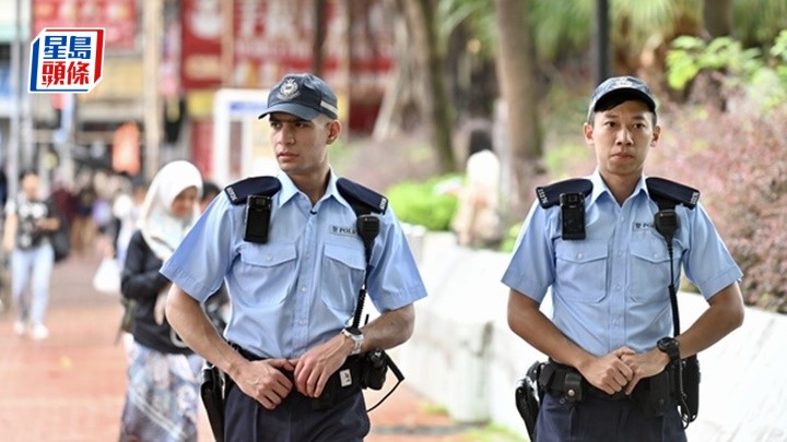 施志深（左）指元朗区较多非华裔人士聚居，他的语言和宗教文化优势有助交流。 政府新闻网