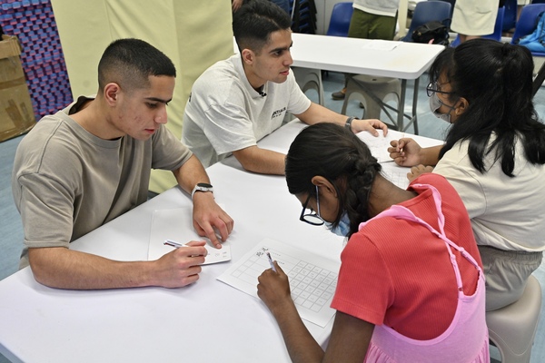 非华裔青少年通过喜玛拉雅计划学习中文。 政府新闻网