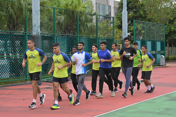 喜玛拉雅计划学员练习投考警队的体能测试项目。 政府新闻网