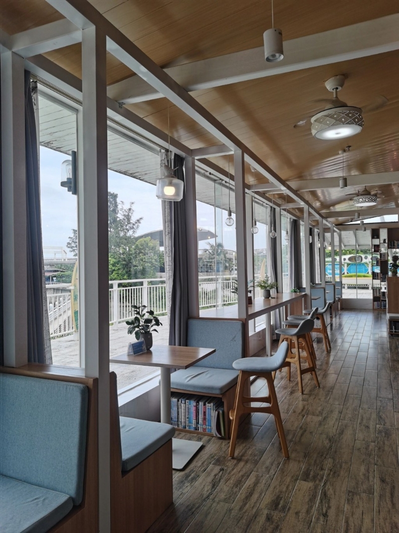 馆内设有大面玻璃窗,游客可以看着窗外海景,一边阅读。 馆内设有大面玻璃窗,游客可以看着窗外海景,一边阅读。