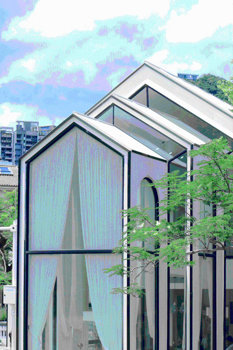 两层高的独幢图书馆,就似置身在欧洲小旅行一样。 两层高的独幢图书馆,就似置身在欧洲小旅行一样。