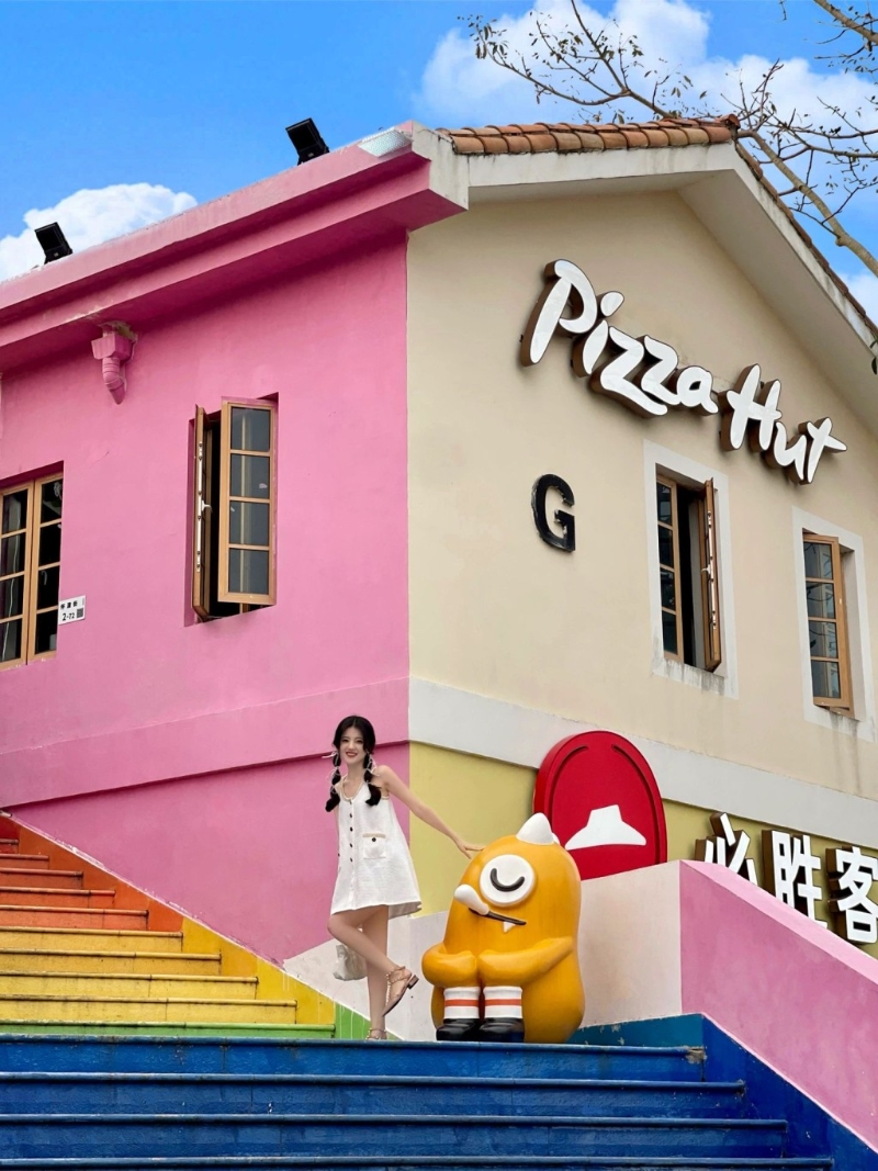 今年升级后重新开幕的8号仓,是集购物、美食于一身的户外Outlet。 今年升级后重新开幕的8号仓,是集购物、美食于一身的户外Outlet。