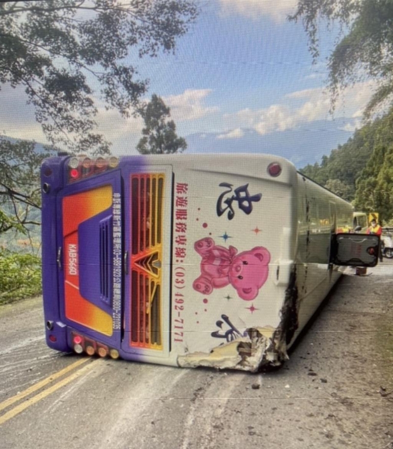 鸠之泽温泉附近山路1辆游览车忽然侧翻，车上乘客陆续脱困中，其中1位无生命迹象。