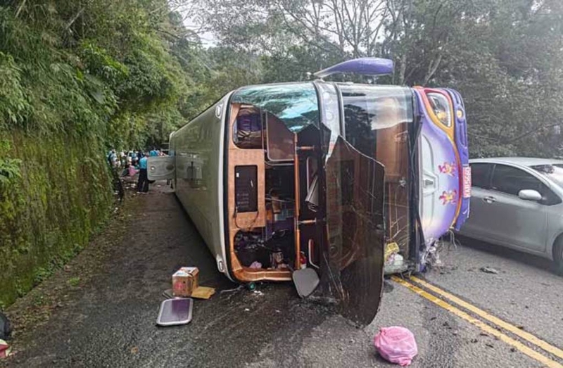 鸠之泽温泉附近山路1辆游览车忽然侧翻，车头玻璃大面剥落。