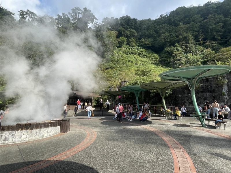 鸠之泽温泉附近山路1辆游览车忽然侧发，车上乘客陆续脱困中，其中1位无生命迹象。