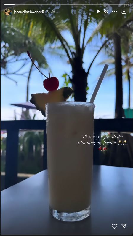黄心颖于IG Story上载一张以海滩为背影的特饮照，并写道：“感谢好友们的所有安排。”
