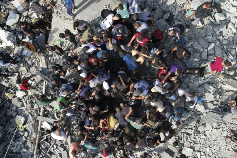 以军持续空袭加沙的难民营。 美联社