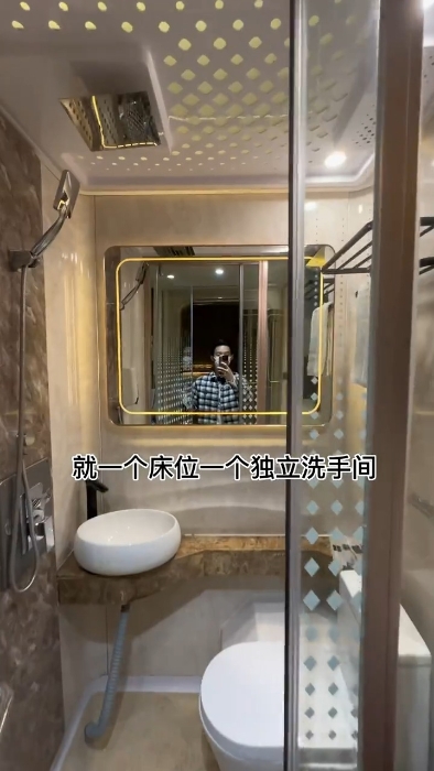 每个太空舱都拥有独立的床位和洗手间