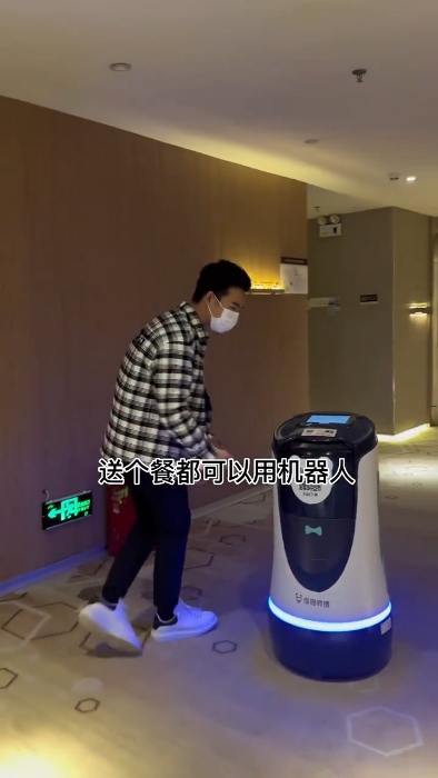 酒店更将送餐服务交给送餐机械人