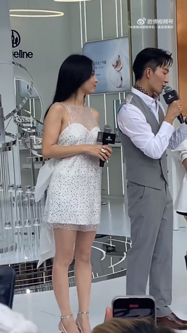 张柏芝的腹部有点肚凸凸。 张柏芝的腹部有点肚凸凸。