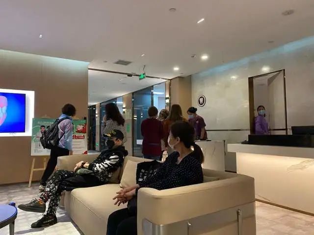 现时有不少港人都到深圳光顾牙医诊所。