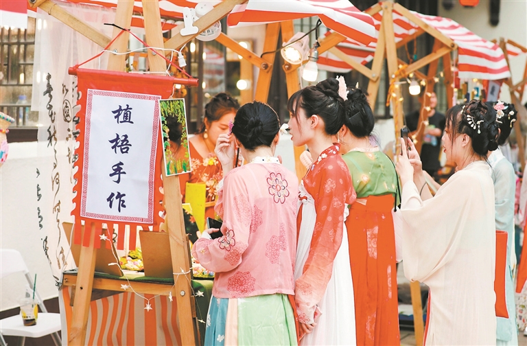 在南沙水乡穿越回“大宋夜市”。(资料图片) 在南沙水乡穿越回“大宋夜市”。(资料图片)