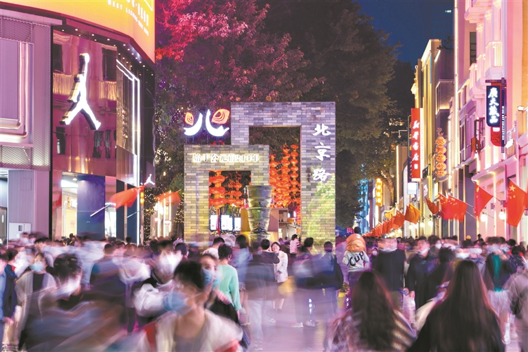 入夜的北京路步行街,人头涌涌。 入夜的北京路步行街,人头涌涌。