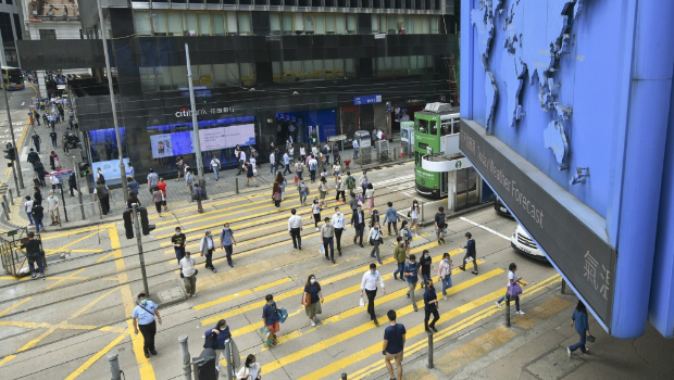 调查又发现在香港人之中,18至20岁年轻人的英语水平过去三年有下降迹象。 调查又发现在香港人之中,18至20岁年轻人的英语水平过去三年有下降迹象。