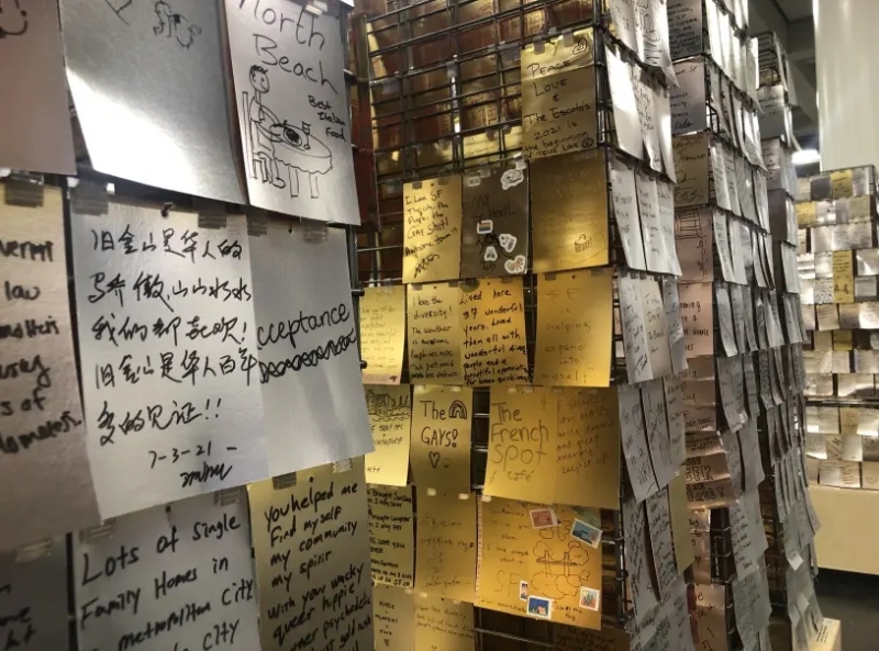 媒体中心的艺术装置贴满旧金山（三藩市）居民的留言，包括华人居民。