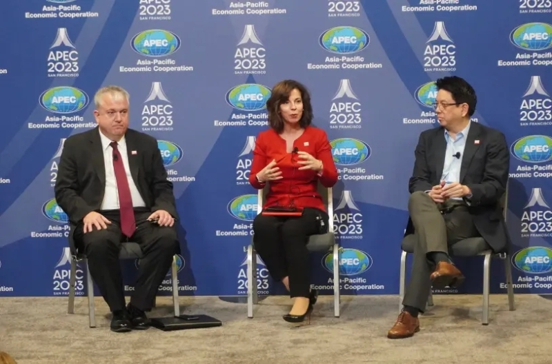 美国国务院和澳大利亚及泰国的APEC大会大使招待青少年记者。