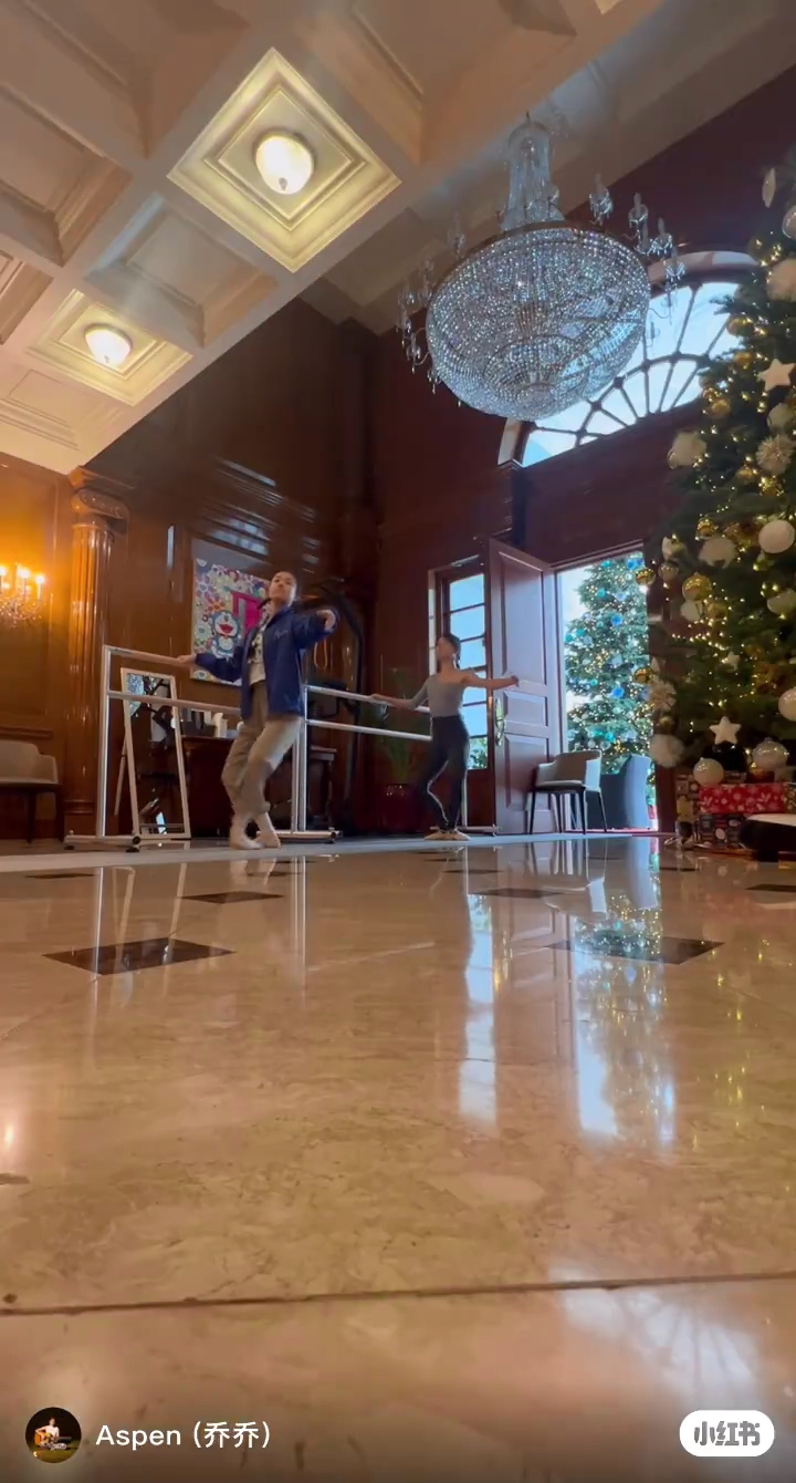 刘秀盈曾将排练《胡桃夹子》的片段放上网,令奢华大宅再次曝光。 刘秀盈曾将排练《胡桃夹子》的片段放上网,令奢华大宅再次曝光。