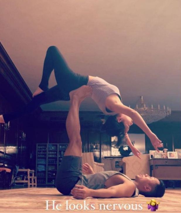 去年吕丽君因经常分享与肌肉型男教练一同健身及做瑜伽而传出绯闻。 去年吕丽君因经常分享与肌肉型男教练一同健身及做瑜伽而传出绯闻。