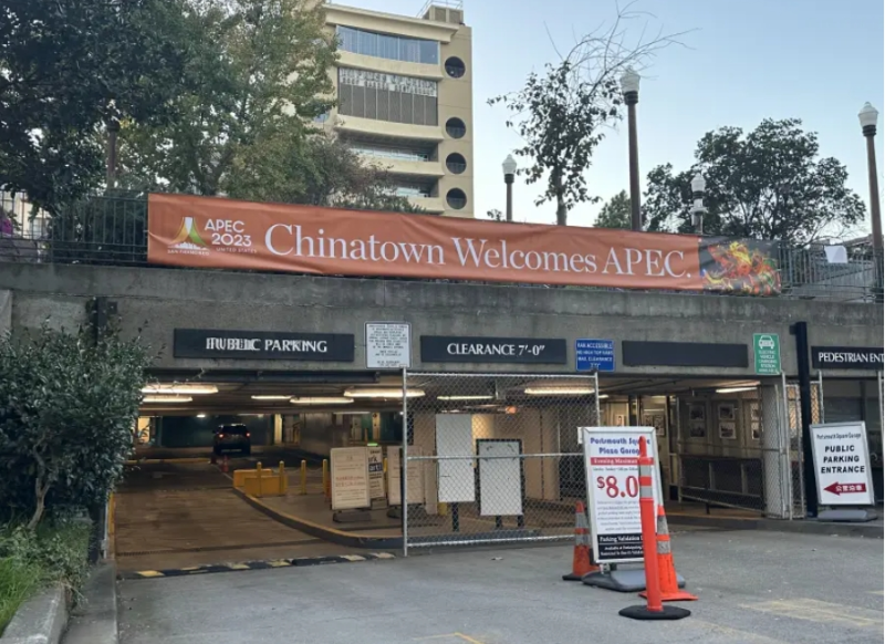 花园角停车场的出入口处挂上写“华埠欢迎APEC”的横幅。 记者洪郁欣摄