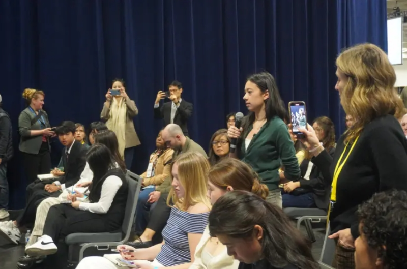 APEC大使穆雷等特意为“小记者”召开记者会，让旧金山学生记者提问。 记者徐明月摄