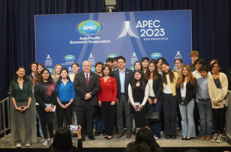 APEC大使与旧金山高中生记者合照。 记者徐明月摄