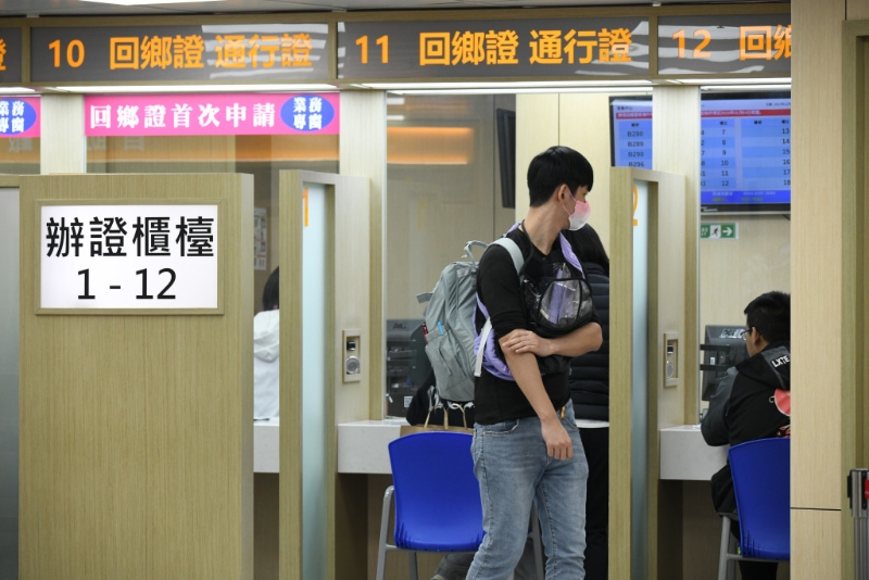 因疫情关系,不少人回乡证过期,换领中心换证的人潮源源不绝。 资料图片 因疫情关系,不少人回乡证过期,换领中心换证的人潮源源不绝。 资料图片