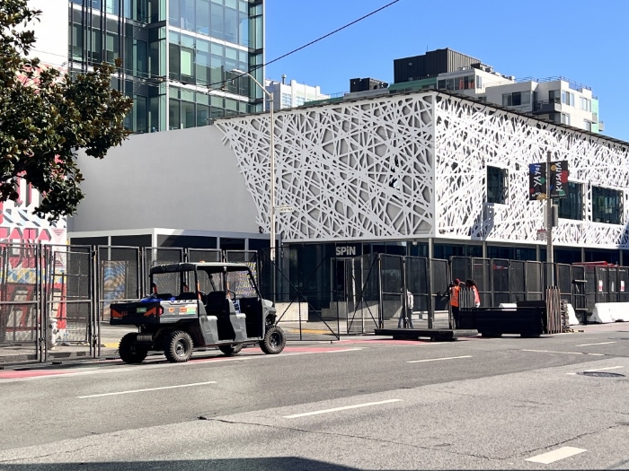 旧金山内近莫斯孔尼会展中心一带。