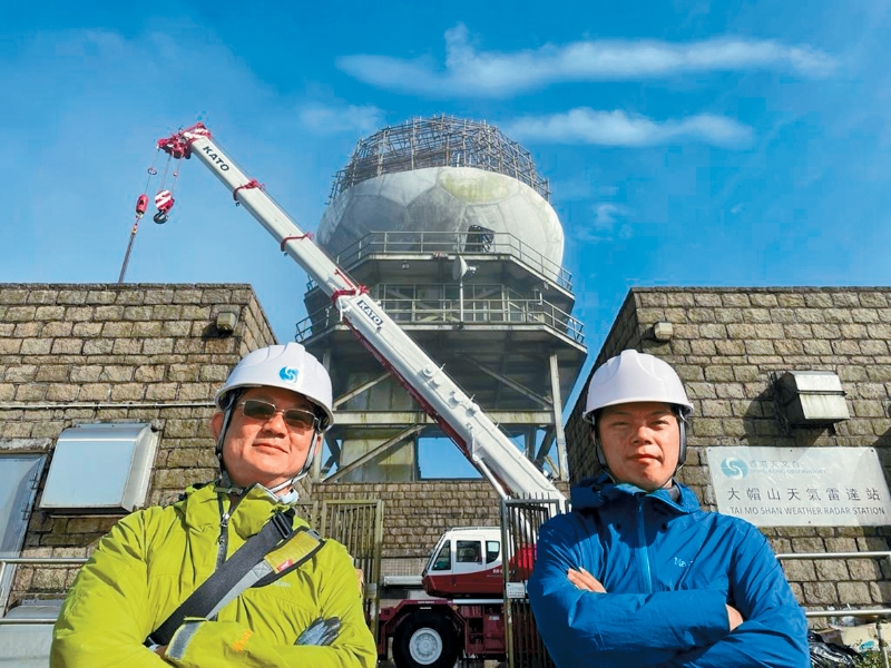 天文台大帽山雷达站近日更换新雷达，雷达机械师李浩然（左）及梁志文（右）对「白波波」退役感到不舍。
