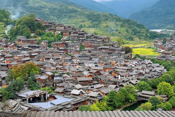 楼主：沿街古式古香的苗族特色建筑。