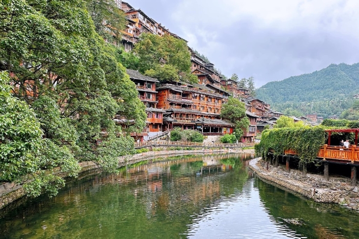 楼主参观苗寨。