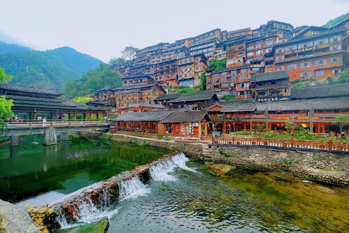 苗寨沿河而建。