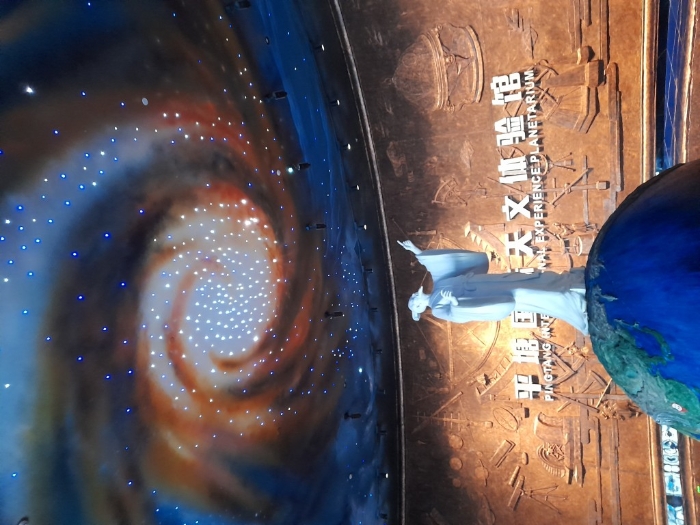 天文体验馆的屈原问天像。