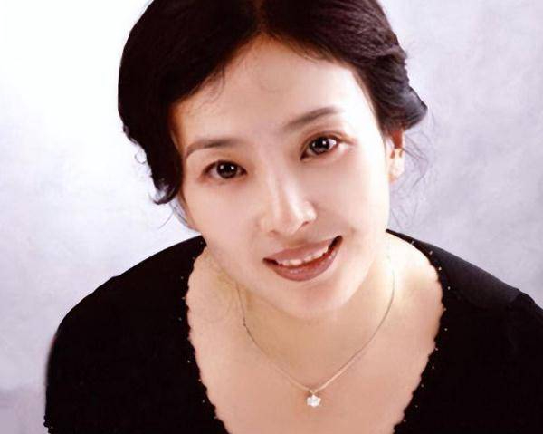 刘亦菲的妈妈刘晓莉。 刘亦菲的妈妈刘晓莉。