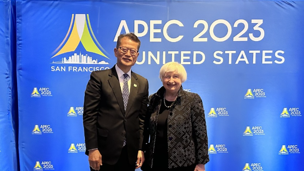 陈茂波（左）与美国财政部长耶伦（右）在财政部长会议欢迎晚宴前合照。政府新闻处